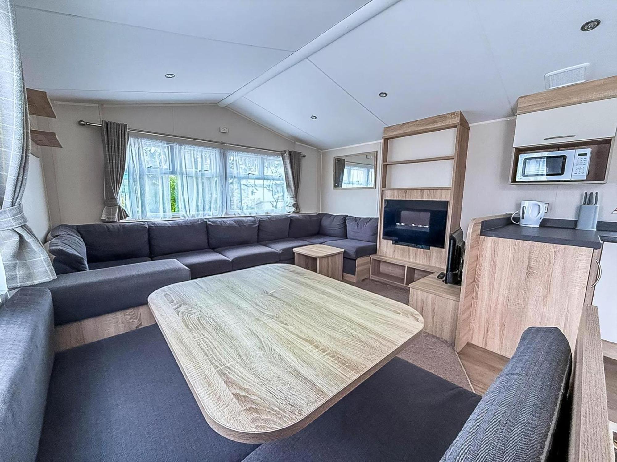 Lovely Caravan With Decking And Outside Furniture At Broadland Sands Ref 20113Bs Hopton on Sea Exterior foto